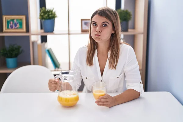 Junge Hispanische Frau Die Ein Glas Orangensaft Trinkt Und Wangen — Stockfoto