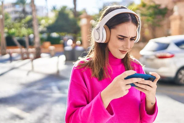 Young Woman Using Smartphone Headphones Street — Stockfoto