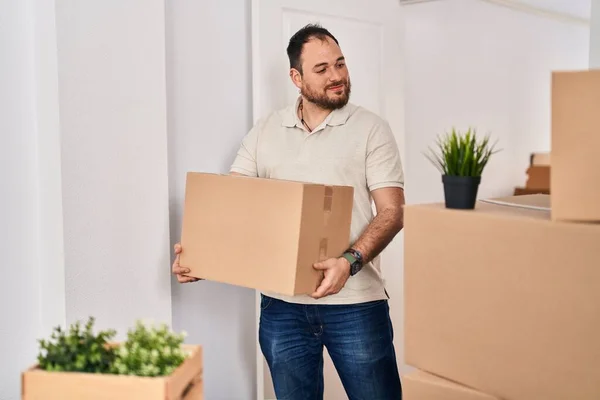Jonge Spaanse Man Glimlachend Zelfverzekerd Met Kartonnen Pakket Nieuw Huis — Stockfoto