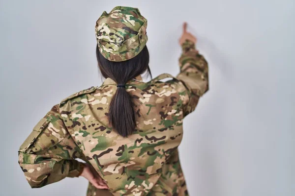 Mladý Jižní Asijské Žena Sobě Maskování Armáda Uniforma Pózovat Pozpátku — Stock fotografie