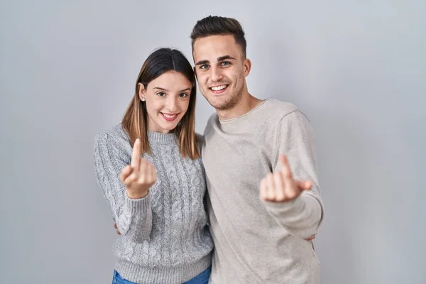 Young Hispanic Couple Standing White Background Beckoning Come Here Gesture — Stock Photo, Image