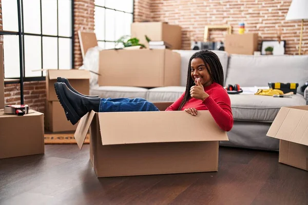 Mladý Africký Američan Copánky Pohybující Nového Domova Uvnitř Lepenkové Krabice — Stock fotografie