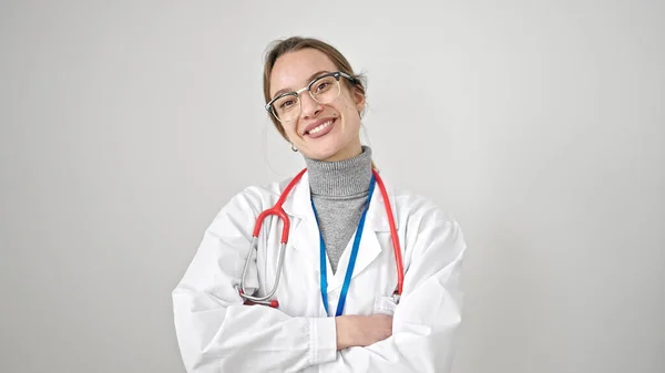 年轻的高加索女医生微笑着 自信地站在那里 双手交叉地在孤立的白色背景上做着手势 — 图库照片