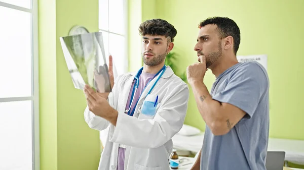 两名男医生和病人在诊所看X光 — 图库照片