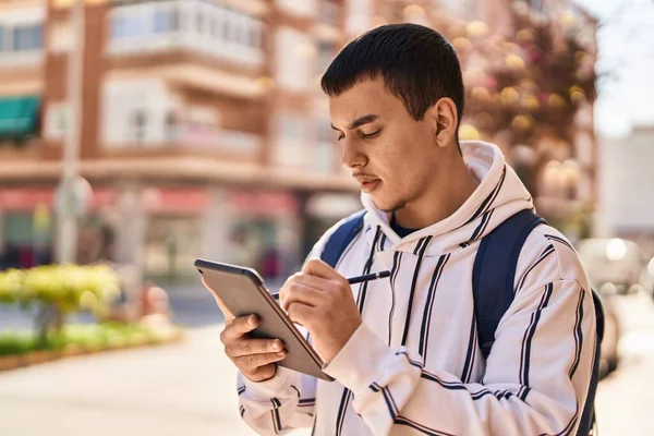 Νεαρός Μαθητής Ζωγραφίζει Στο Touchpad Στέκεται Στο Δρόμο — Φωτογραφία Αρχείου