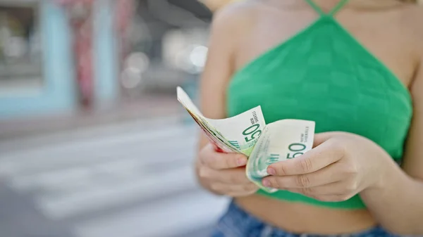Молодая Блондинка Считает Банкноты Исраэля Шекеля Улице — стоковое фото