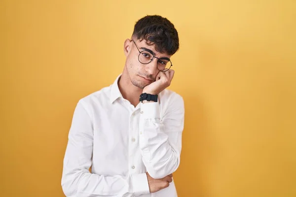 Junger Hispanischer Mann Der Vor Gelbem Hintergrund Steht Und Müde — Stockfoto
