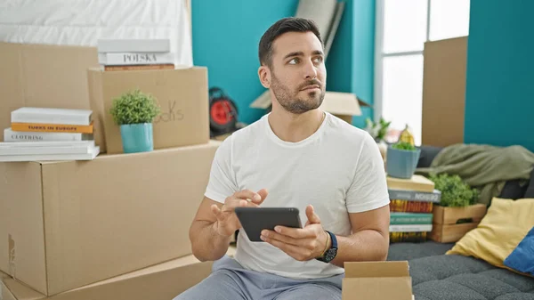 Young Hispanic Man Using Touchpad Sitting Sofa New Home — Stock Photo, Image