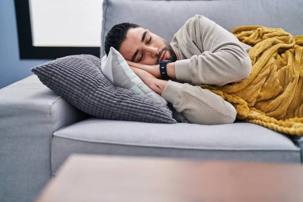 Νεαρός Άραβας Ξαπλωμένος Στον Καναπέ Και Κοιμάται Στο Σπίτι — Φωτογραφία Αρχείου