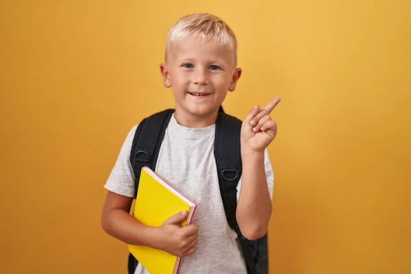 Маленький Білий Хлопчик Носить Студентський Рюкзак Тримає Книгу Усміхненою Щасливою — стокове фото