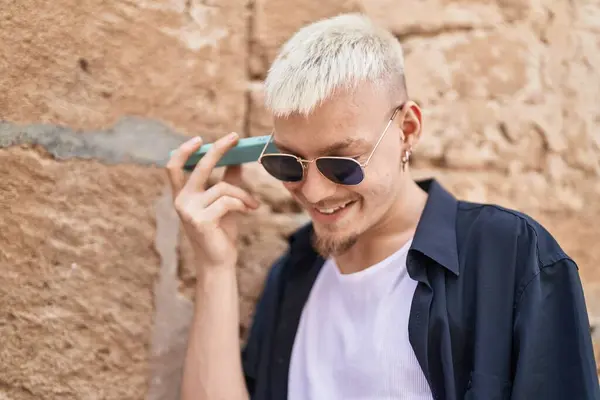 Young Caucasian Man Smiling Confident Talking Smartphone Street — ストック写真