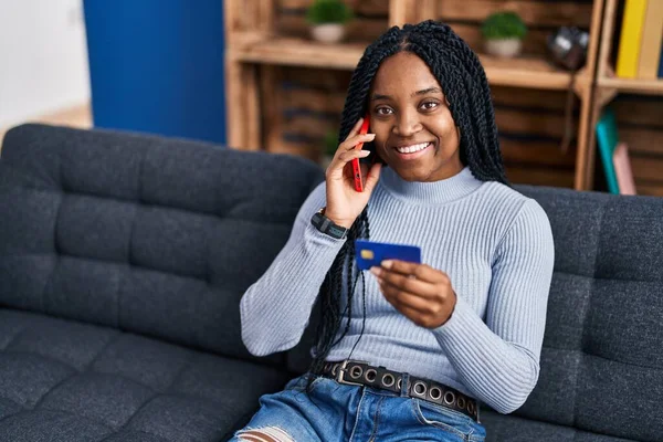 Αφροαμερικανή Γυναίκα Μιλάει Στο Smartphone Χρησιμοποιώντας Πιστωτική Κάρτα Κάθεται Στον — Φωτογραφία Αρχείου