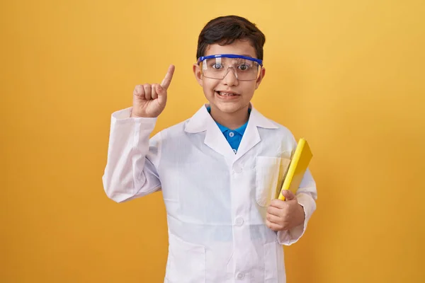 小さなヒスパニック系の少年は アイデアや質問の幸せな顔で指を指して笑顔科学者の眼鏡をかけて ナンバーワン — ストック写真