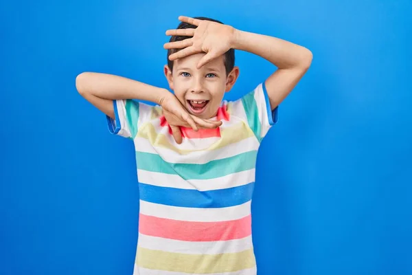 Mavi Arka Planda Dikilen Beyaz Bir Çocuk Gülümseyen Güler Yüzlü — Stok fotoğraf