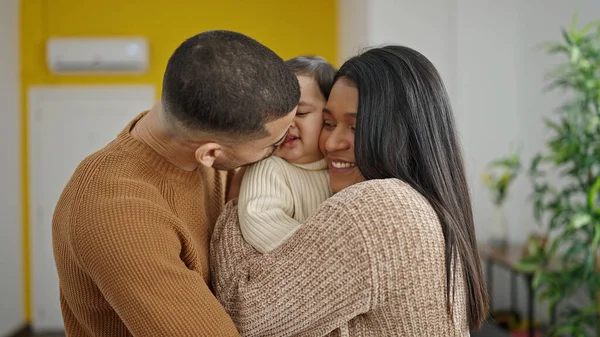 夫婦と息子接吻と抱擁お互いに立ちホーム — ストック写真