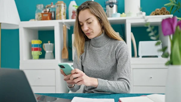 Genç Beyaz Kadın Yemek Odasında Dizüstü Bilgisayar Akıllı Telefon Kullanıyor — Stok fotoğraf
