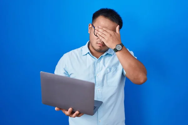 Jovem Chinês Usando Computador Portátil Cobrindo Olhos Com Mão Olhando — Fotografia de Stock