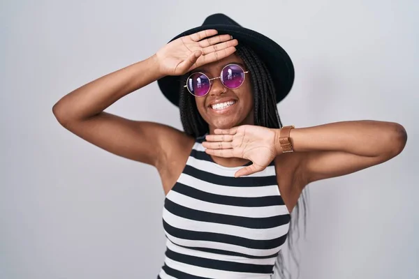 Joven Afroamericano Con Trenzas Con Sombrero Gafas Sol Sonriente Alegre —  Fotos de Stock