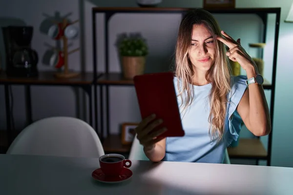 Mujer Hispana Joven Usando Touchpad Sentado Mesa Por Noche Disparando —  Fotos de Stock