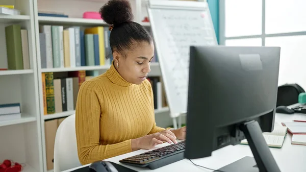 在图书馆使用计算机学习的年轻非洲裔美国女学生 — 图库照片