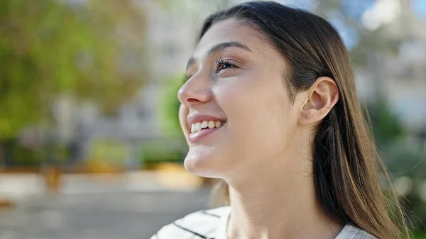 Mladá Krásná Hispánka Usmívá Sebevědomě Dívá Stranu Parku — Stock fotografie