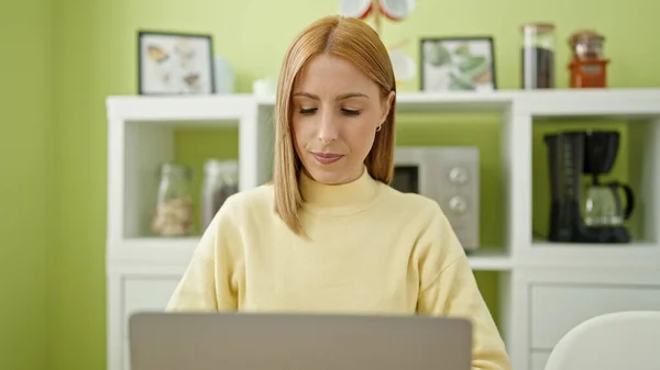 Junge Blonde Frau Sitzt Mit Laptop Auf Tisch Hause — Stockfoto
