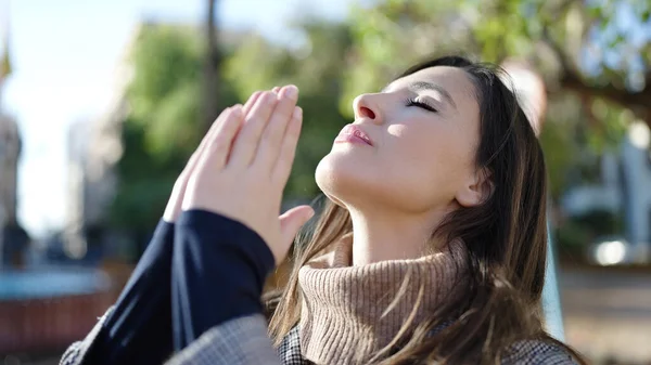 美丽的惊慌失措的女人紧闭双眼在公园祈祷 — 图库照片