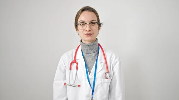 年轻的高加索女医生 严肃地站在孤立的白人背景之上 — 图库照片