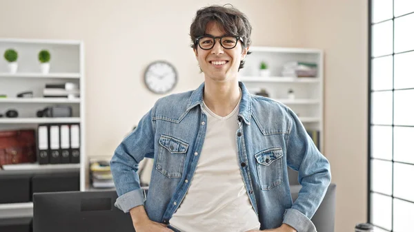 Junger Hispanischer Mann Lächelt Selbstbewusst Ins Büro — Stockfoto