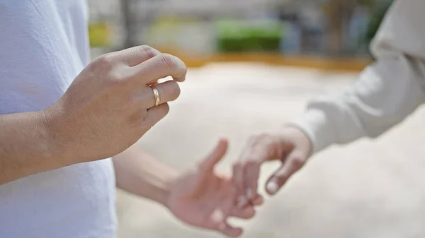 ชายสองคนใส แหวนแต งงานบนน สวนสาธารณะ — ภาพถ่ายสต็อก