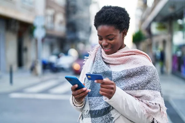 African American Woman Using Smartphone Credit Card Street — стокове фото