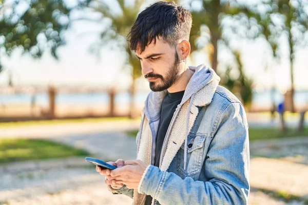 Young Hispanic Man Using Smartphone Park — 스톡 사진