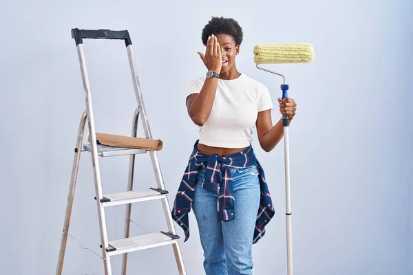 Africano Americano Mulher Segurando Pintor Rolo Cobrindo Olho Com Mão — Fotografia de Stock