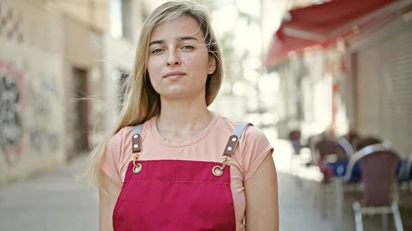 Jonge Blonde Vrouw Serveerster Staande Met Ontspannen Expressie Terras Coffeeshop — Stockfoto