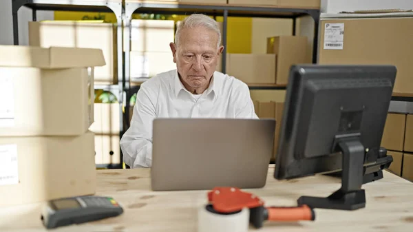 Senior Ősz Hajú Férfi Kereskedelmi Üzletember Használja Laptop Dolgozik Irodában — Stock Fotó