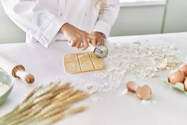 Jonge Vrouw Draagt Kok Uniform Snijden Pasta Deeg Keuken — Stockfoto