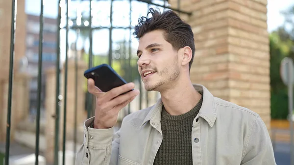 Νεαρός Ισπανόφωνος Άντρας Χαμογελά Σίγουρος Στέλνοντας Φωνητικό Μήνυμα Από Smartphone — Φωτογραφία Αρχείου
