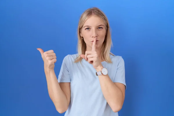 Mujer Caucásica Joven Que Usa Una Camiseta Azul Casual Pidiendo —  Fotos de Stock