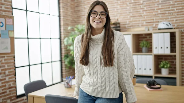 Jonge Mooie Spaanse Vrouw Zakenman Glimlachend Vol Vertrouwen Kantoor — Stockfoto