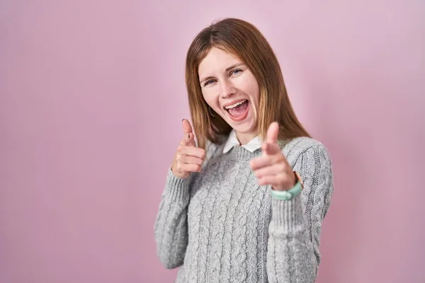 Mooie Vrouw Staat Roze Achtergrond Wijzende Vingers Naar Camera Met — Stockfoto