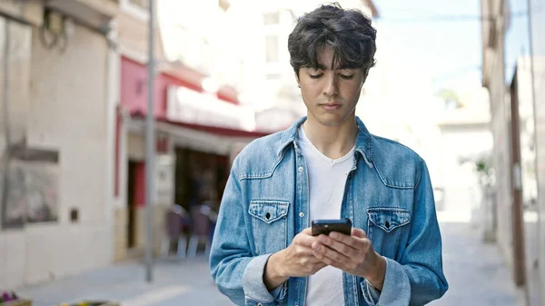 Mladý Hispánec Používá Smartphone Vážným Výrazem Ulici — Stock fotografie