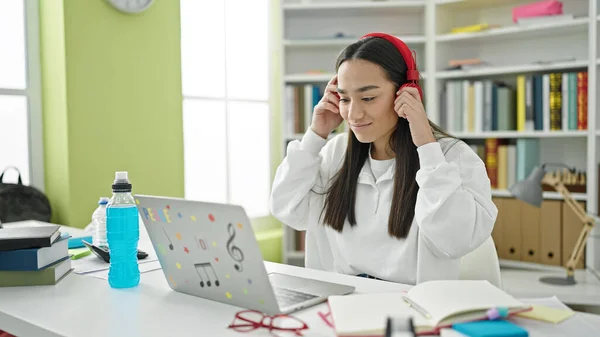 Giovane Bella Studentessa Ispanica Utilizzando Laptop Cuffie Che Studiano Classe — Foto Stock