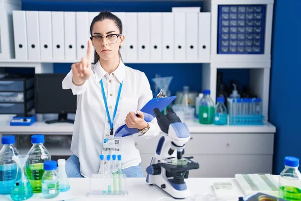 Mujer Morena Joven Que Trabaja Laboratorio Científico Señalando Con Dedo —  Fotos de Stock