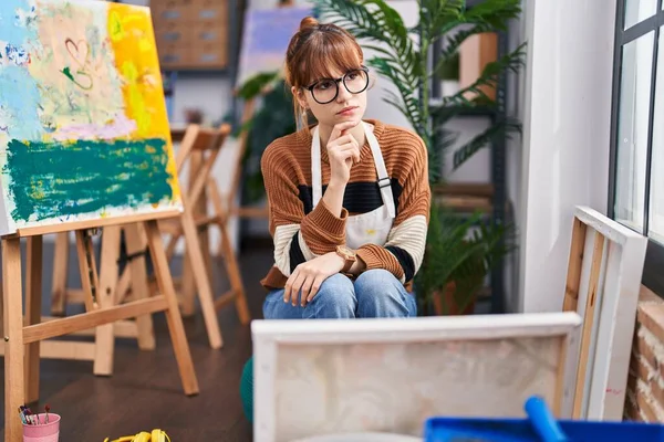 Young Woman Artist Looking Draw Doubt Expression Art Studio — ストック写真