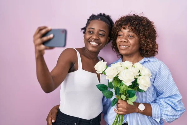 Afrikalı Kadın Mutlu Serin Bir Gülümsemeyle Çiçeklerle Selfie Çekiyorlar Diş — Stok fotoğraf