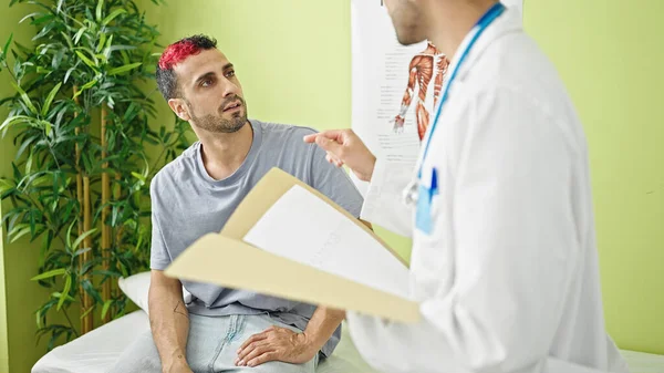 Двоє Чоловіків Лікар Пацієнт Мають Медичну Консультацію Виступає Клініці — стокове фото