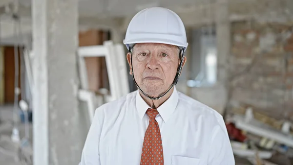 Älterer Grauhaariger Mann Steht Mit Entspanntem Gesichtsausdruck Auf Baustelle — Stockfoto