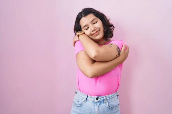 Mujer Hispana Joven Pie Sobre Fondo Rosa Abrazándose Feliz Positivo —  Fotos de Stock