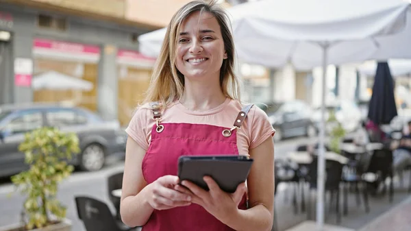 Νεαρή Ξανθιά Σερβιτόρα Χαμογελαστή Αυτοπεποίθηση Χρησιμοποιώντας Touchpad Στη Βεράντα Του — Φωτογραφία Αρχείου