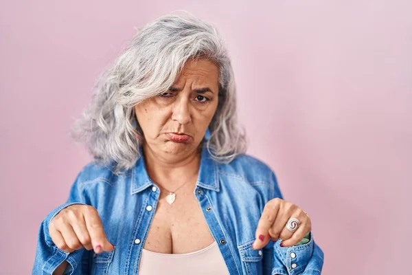 Pembe Arka Planda Duran Gri Saçlı Orta Yaşlı Kadın Üzgün — Stok fotoğraf